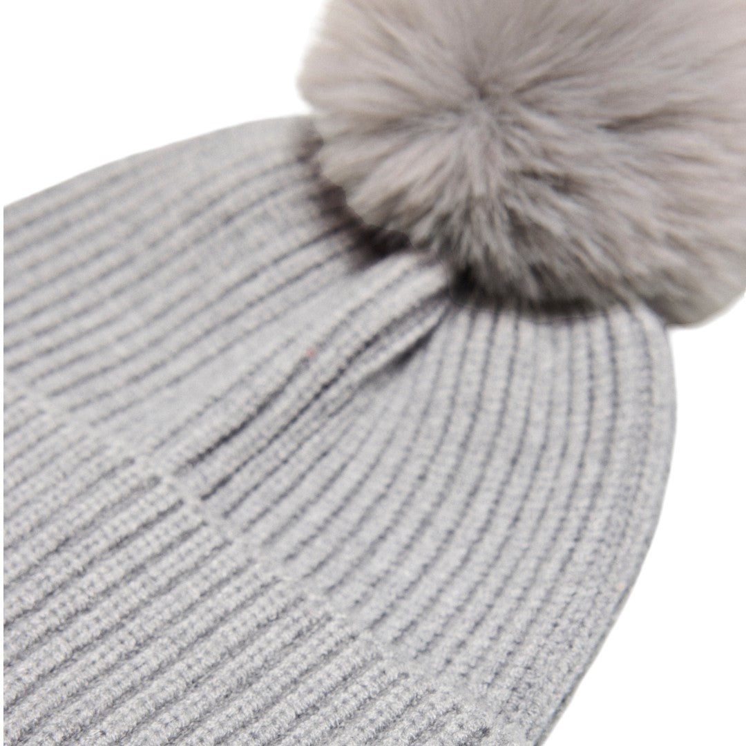 Ysabel Mora Cappello grigio con dettaglio pompon - 70653